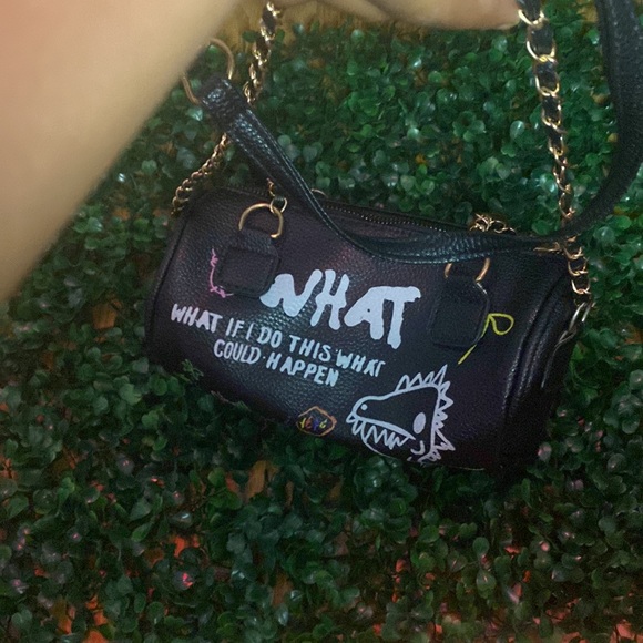 It’s very pretty very nice and it has a lot of colours - Picture 2 of 2